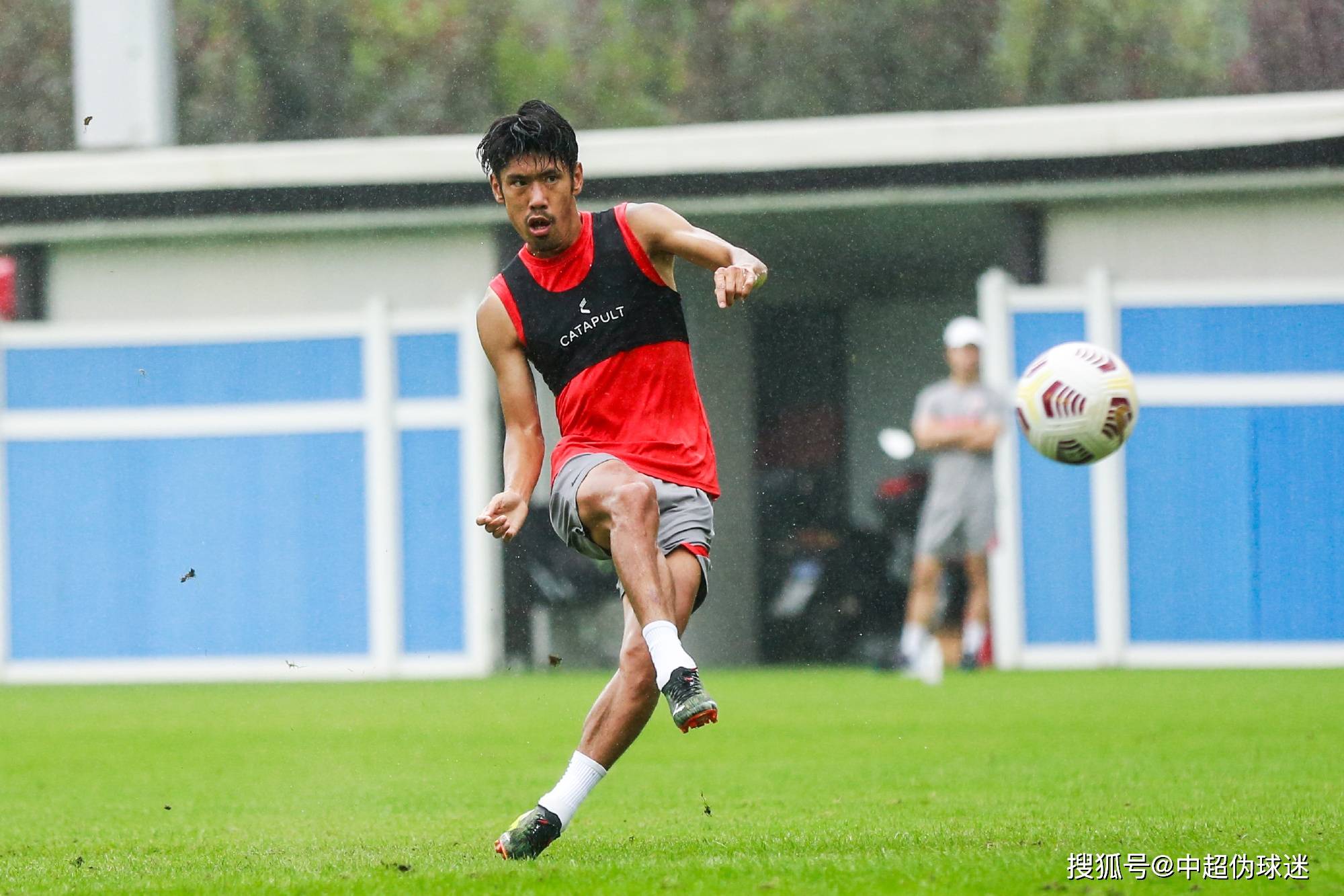 浙江队训练开放日，国际比赛日强势反弹引欢呼，中超在即，身体对抗强度拉满(东京奥运游泳比赛回放)